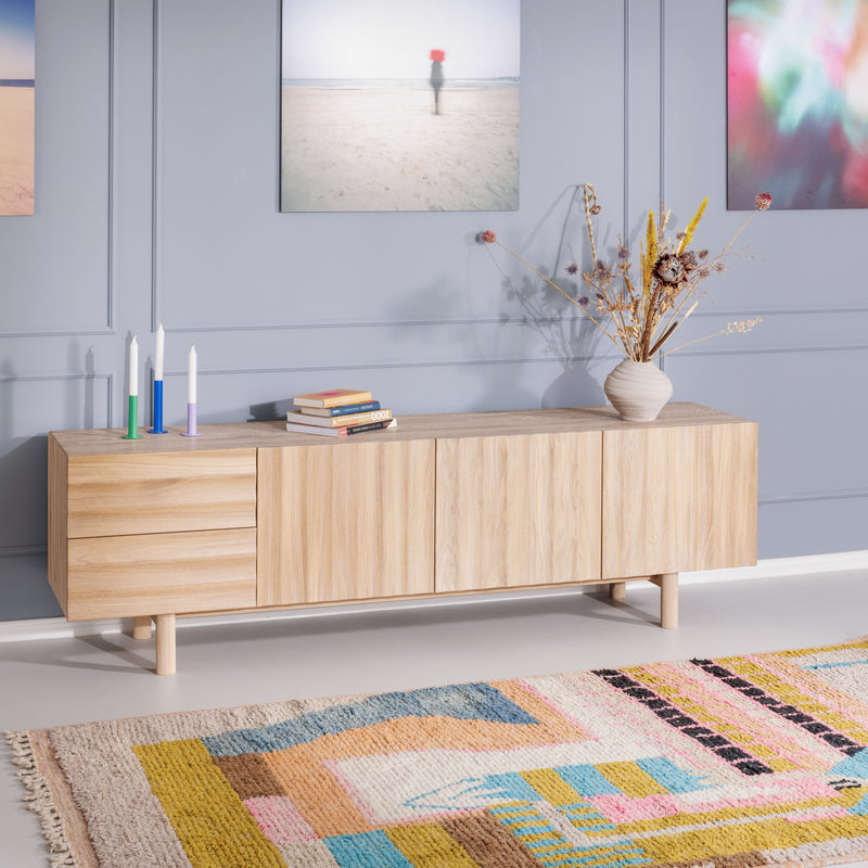 Sideboard aus hell geölter Eiche mit Türen und Schubladen im minimalistischen, modernen Stil
