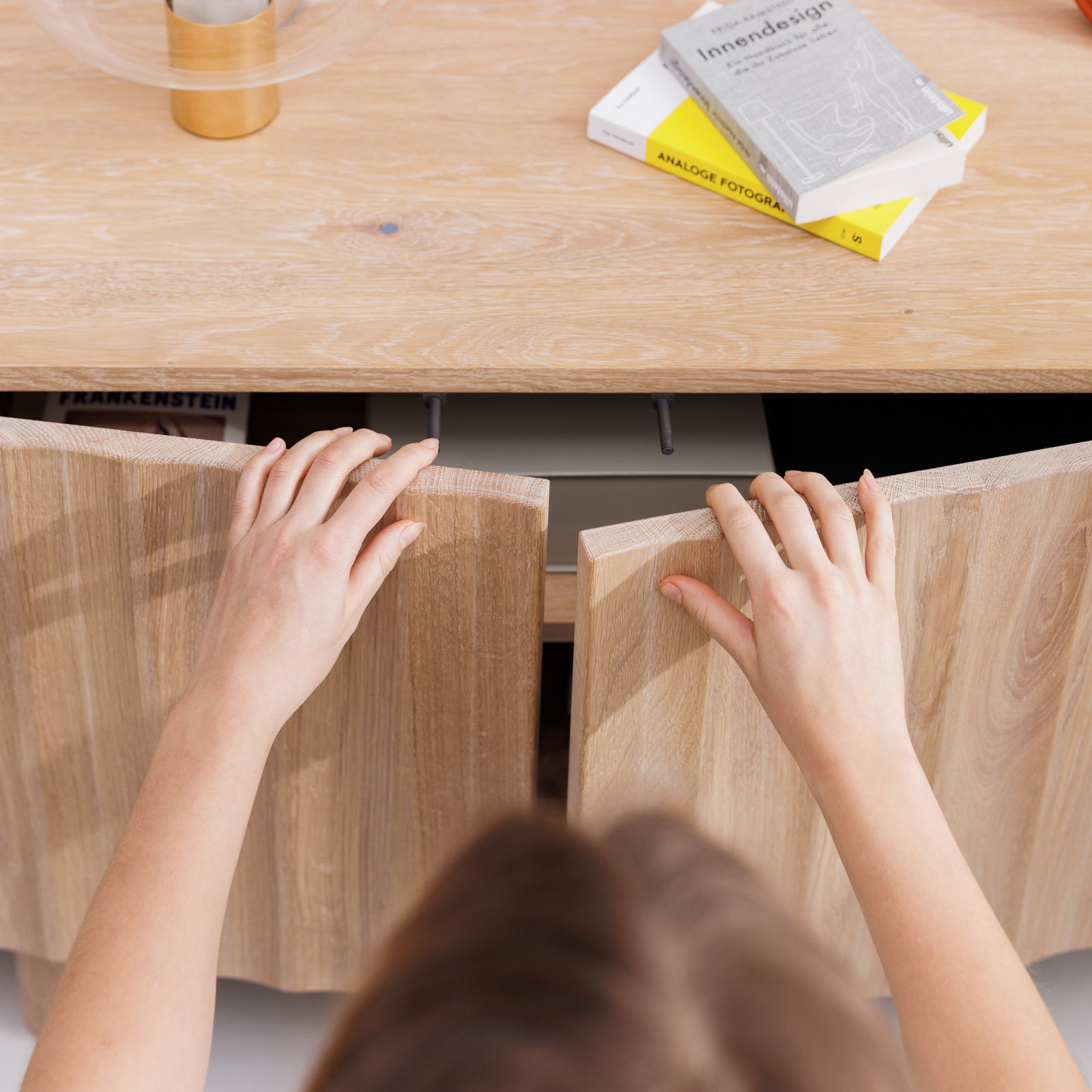 Sideboard aus heller Eiche mit Push-to-Open Tür im skandinavischem Design