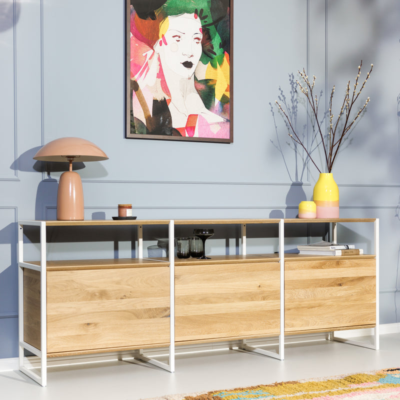 Nachhaltiges Sideboard aus massivem Eichenholz und Metall mit Türen, Schubladen und Regalbrettern im zeitlosen, ökologischen Design