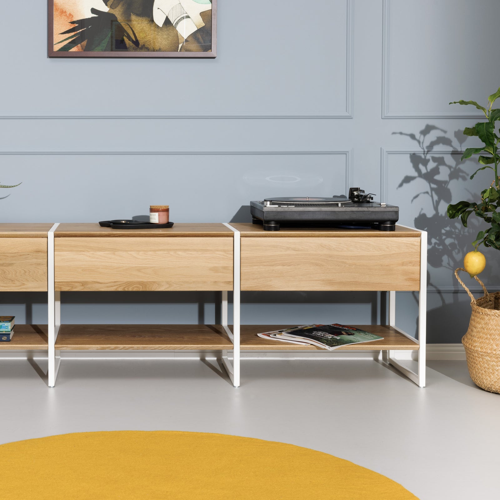 Lowboard aus zertifizierter Eiche mit Soft-Close Schubladen und weißen Metallelementen für ein hochwertiges und modernes Wohnzimmer