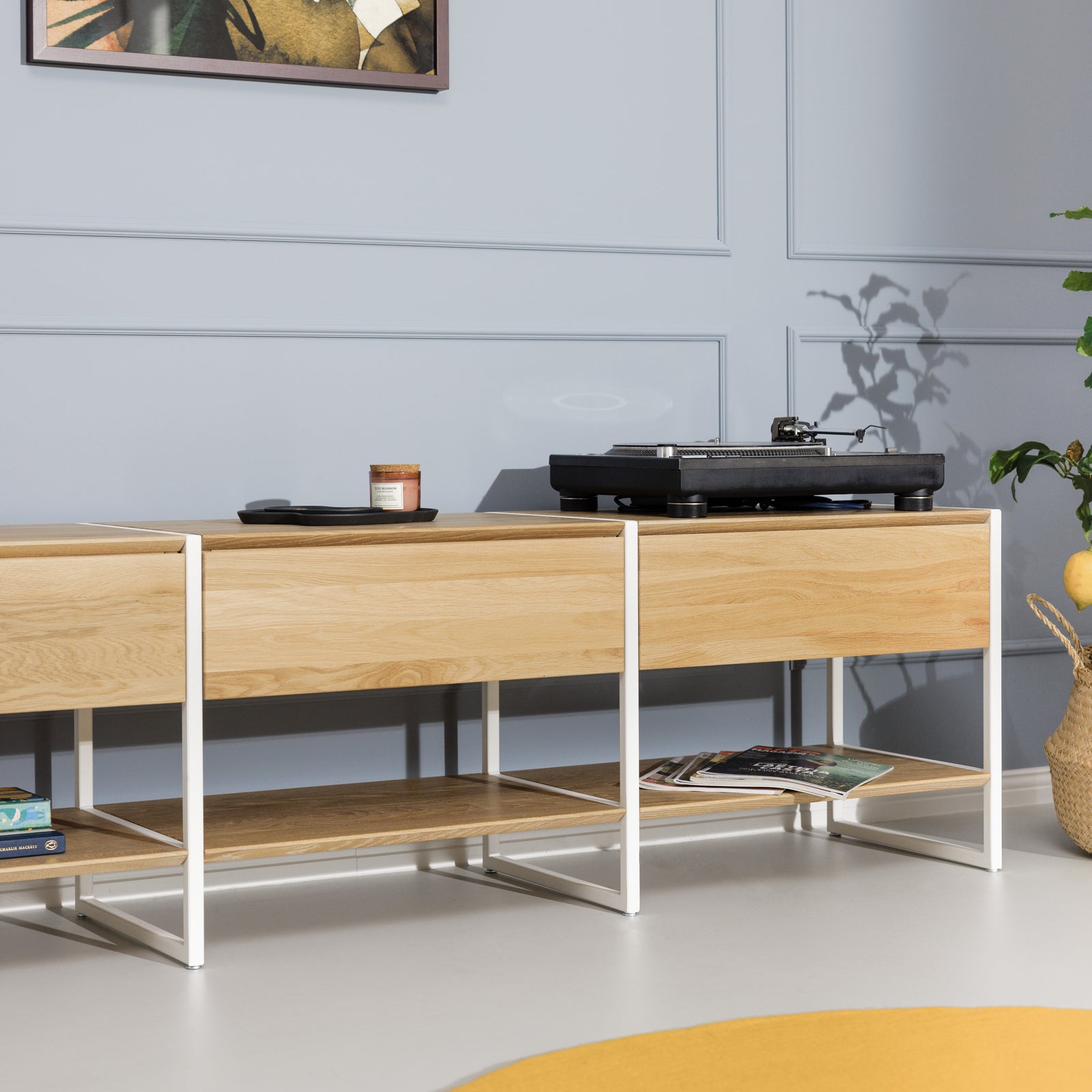 Öko Möbel Lowboard aus Naturholz mit Metallakzenten und funktionalen Schubladen