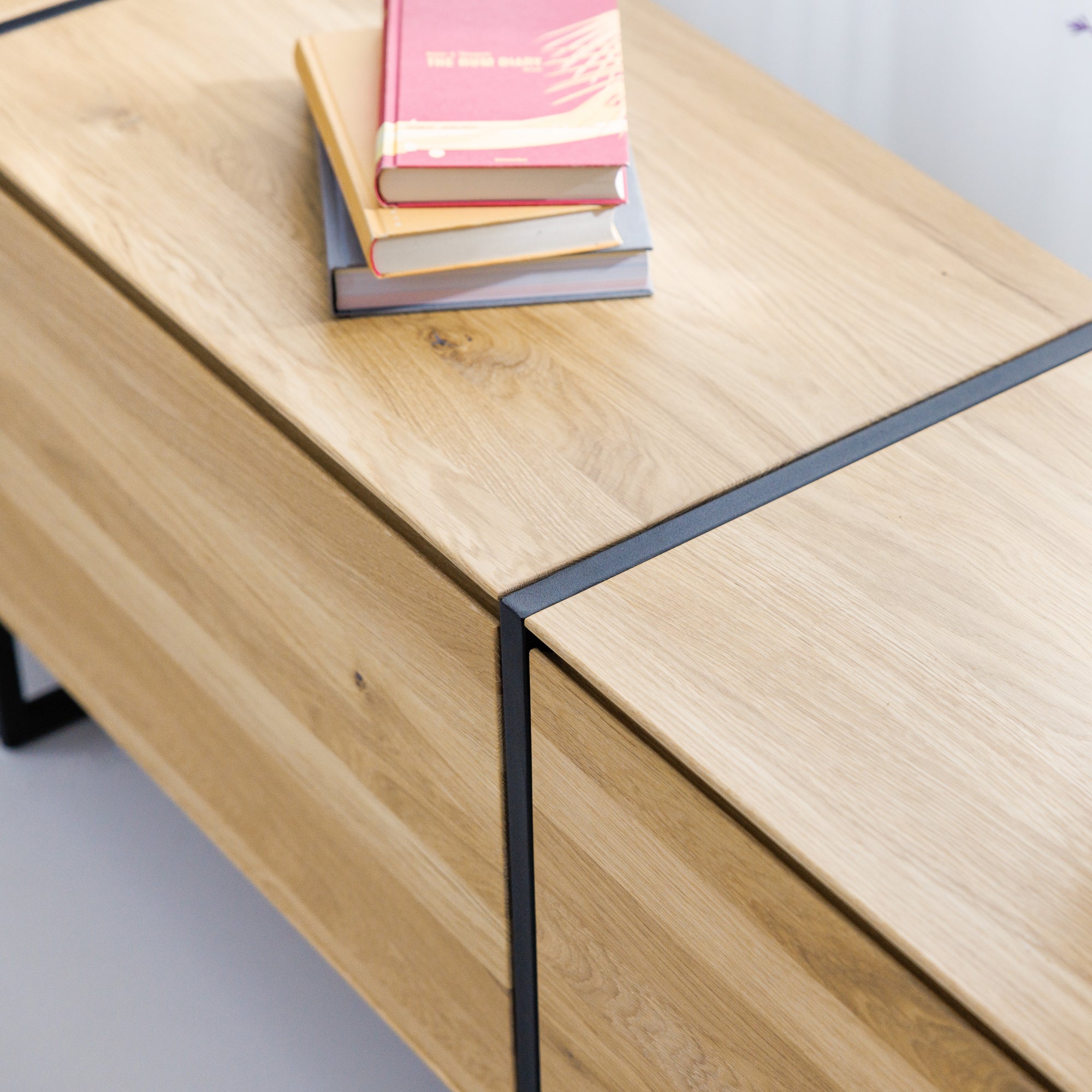 Modulares Lowboard aus Naturholz mit Türen und eleganten Metall-Elementen im funktionalen Design