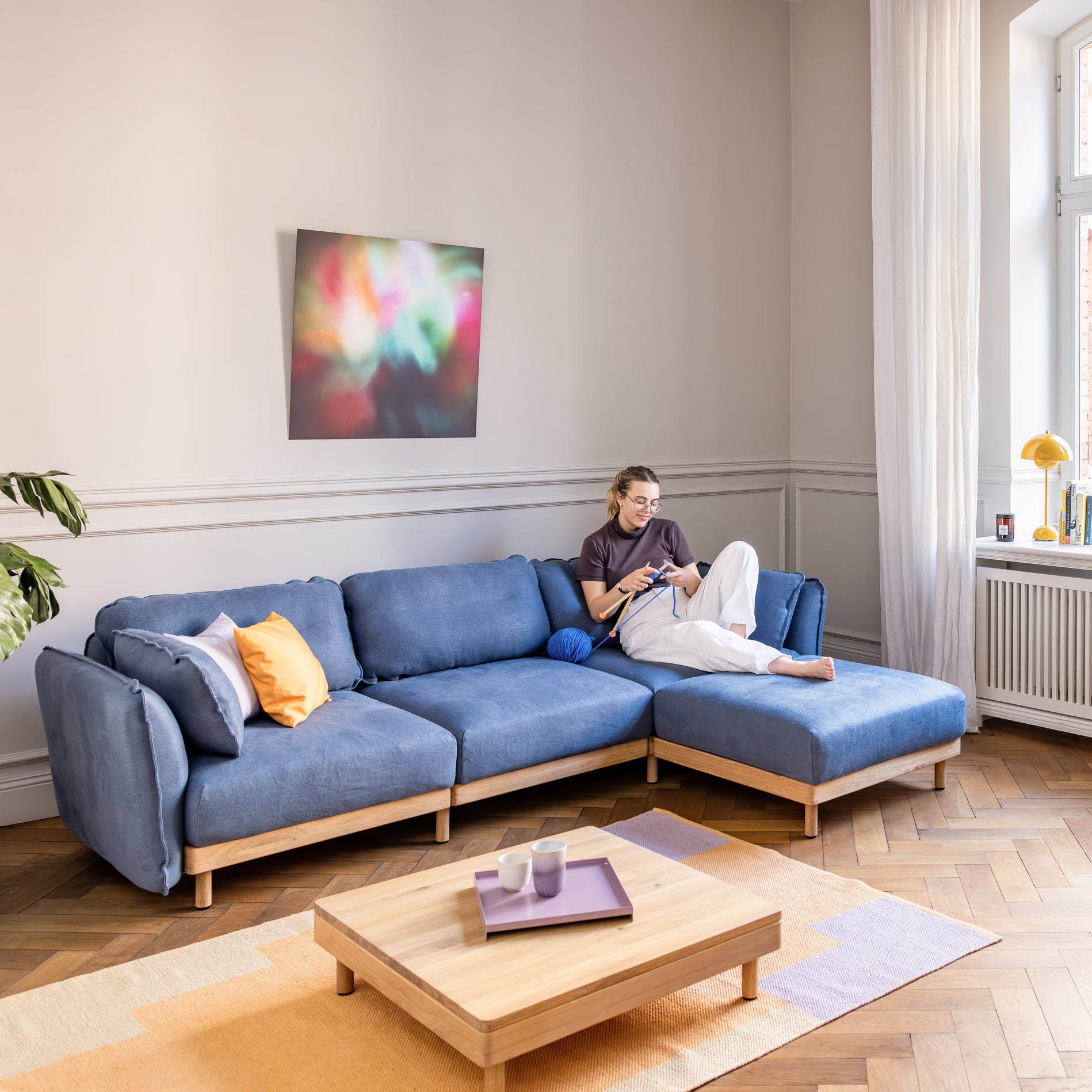 Wohnzimmer mit 3-Sitzer Sofa und Chaiselongue - blau grau