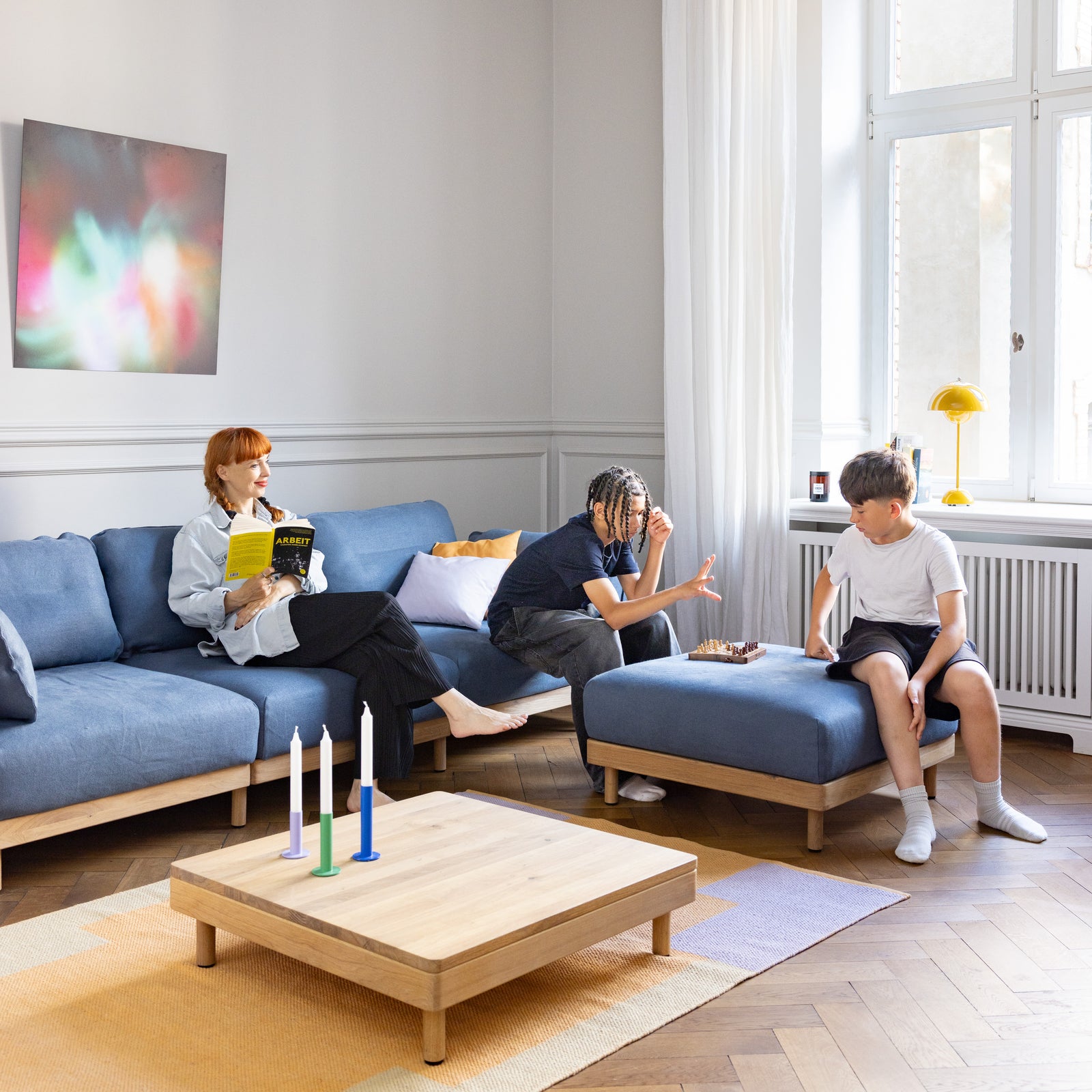 Wohnzimmer mit Sofa und Ottomane