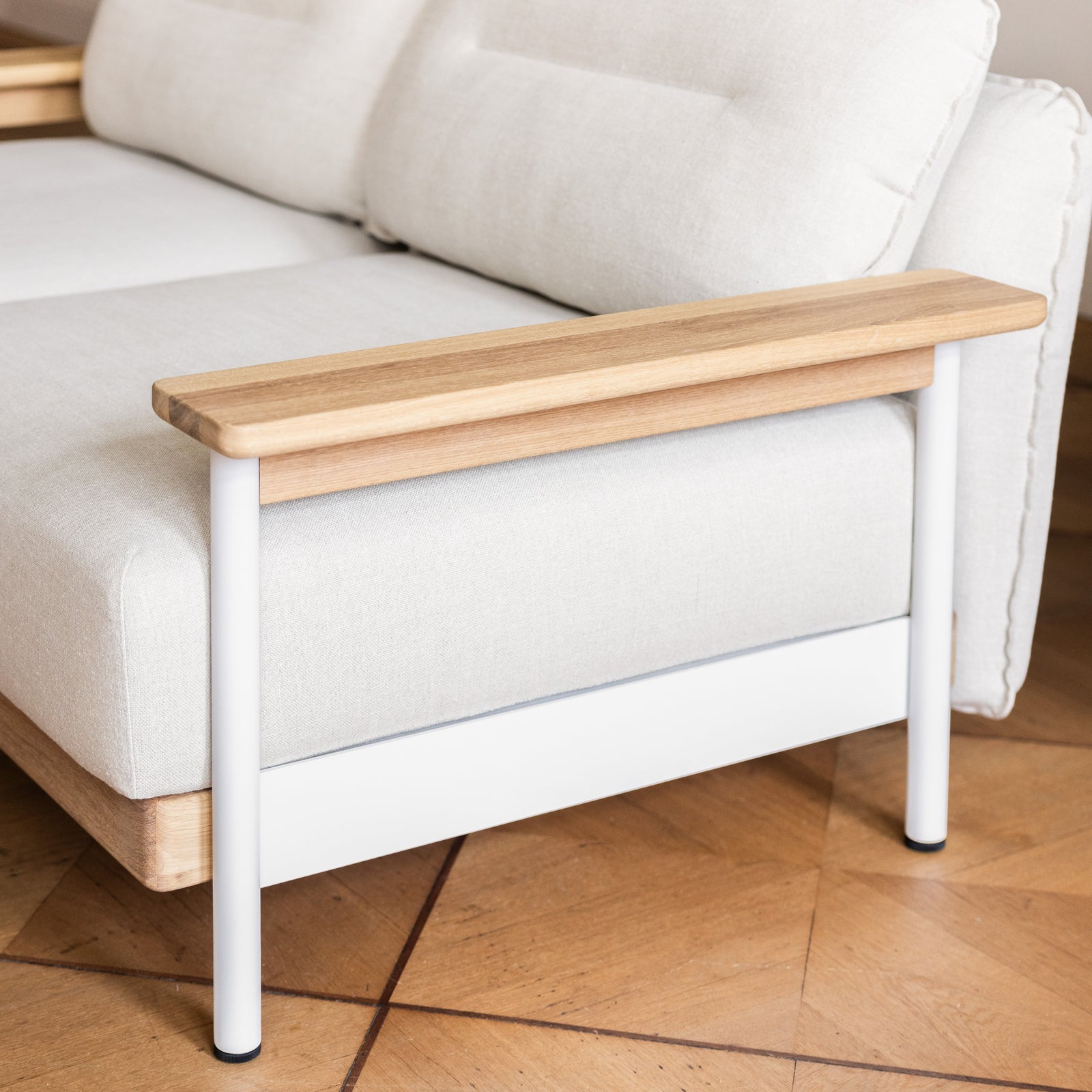 Designer Sofa - weißer Rahmen, Lehne aus Eiche