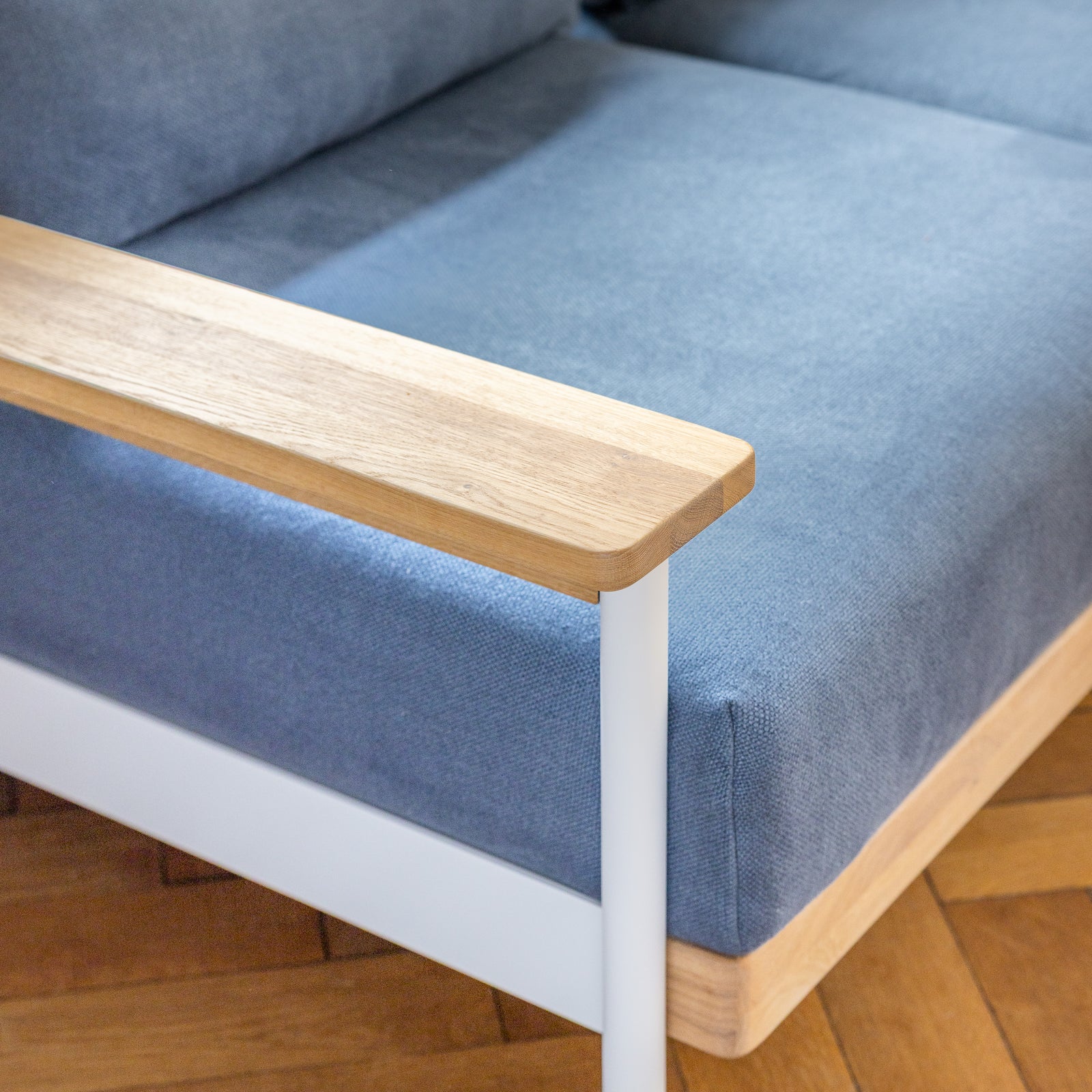 Design Sofa mit Armlehne aus Leinen und Eiche