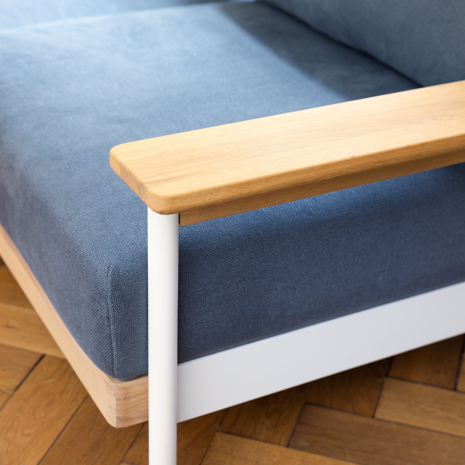 Design Sofa mit Armlehne aus Eiche und Leinen Bezug