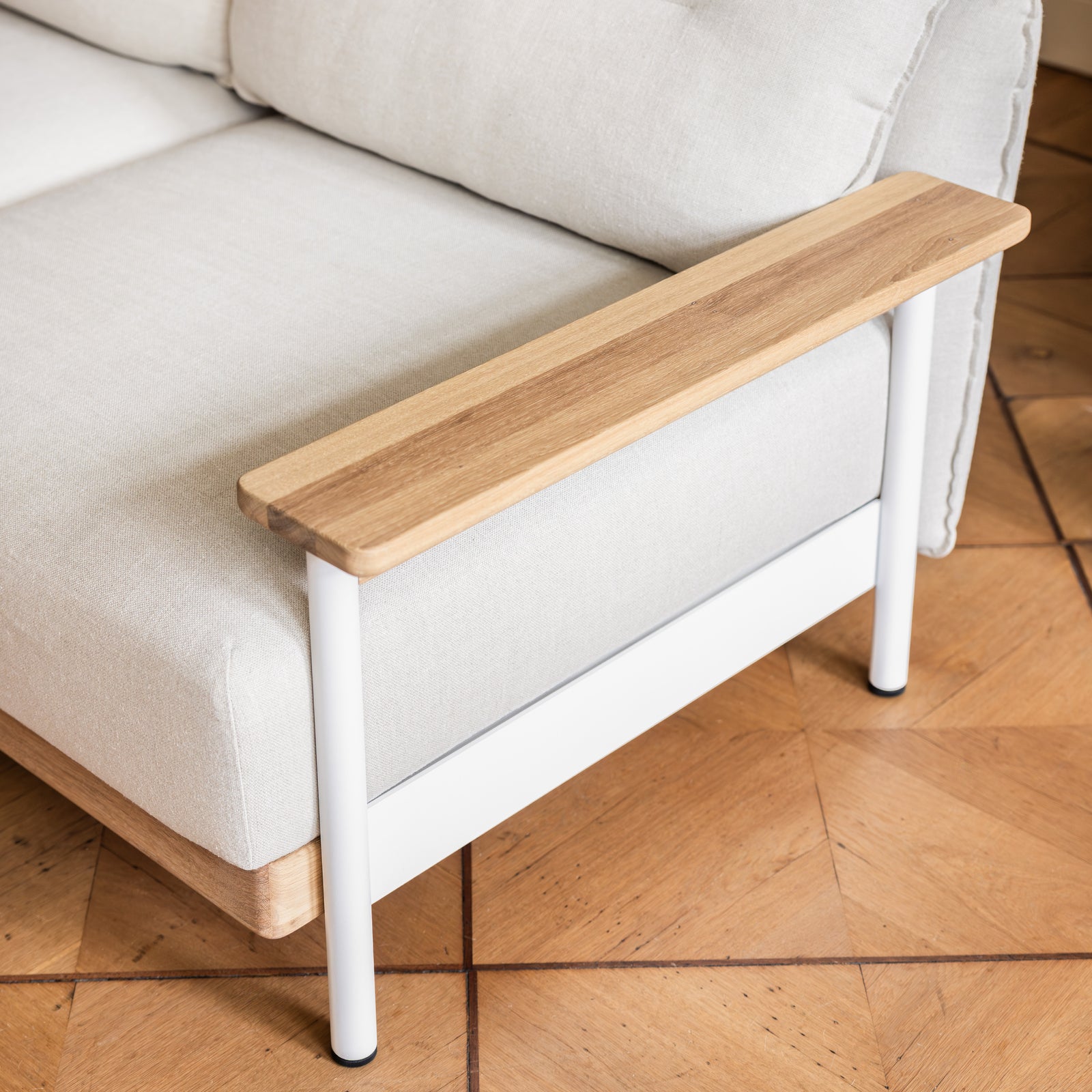 Nachhaltiges Design Sofa aus Eiche, Metall und Leinen