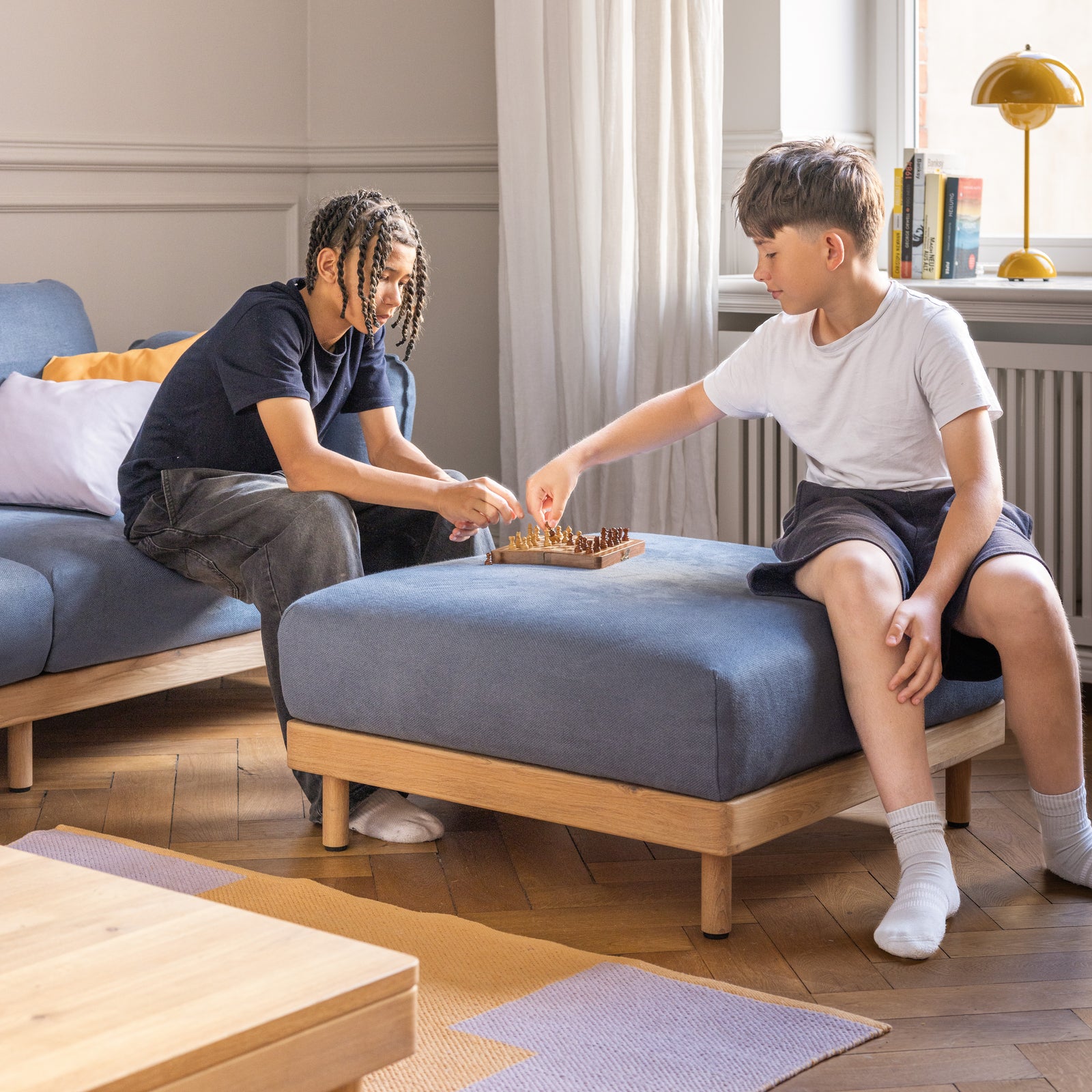 Sitzpouf in Eiche mit Polster blau