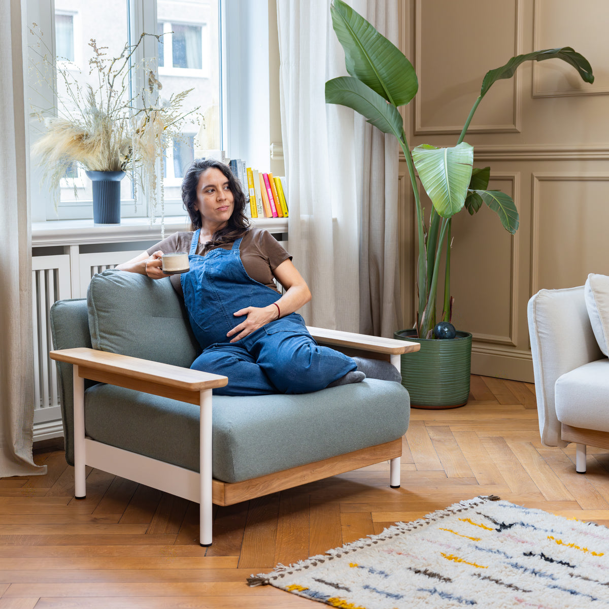 Designersessel Mio mit beigem Bezug und Armlehnen aus Eiche – ekomia