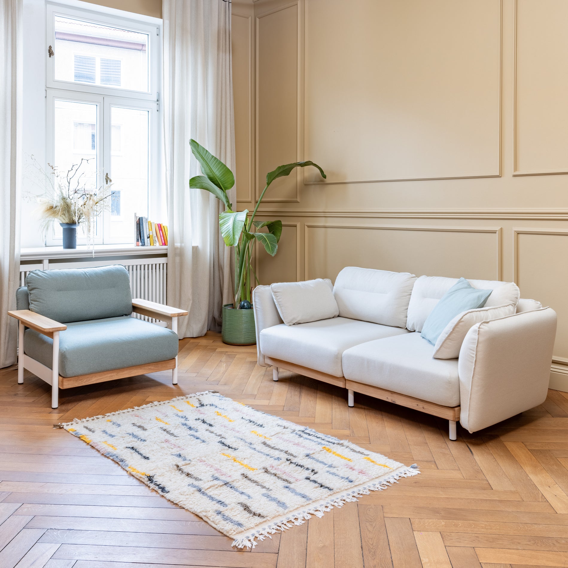 2-Sitzer Sofa beige mit Eichen Rahmen und Leinen Bezug