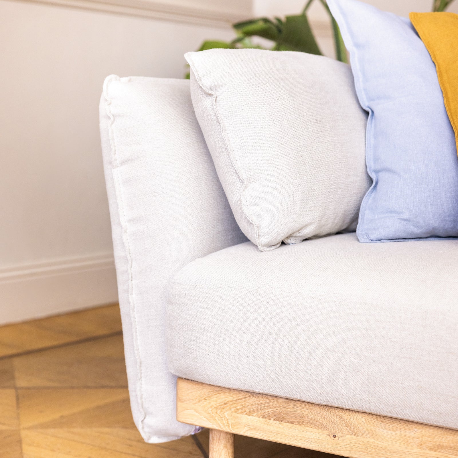Hochwertiges nachhaltiges Sofa mit Bezügen aus Leinen.