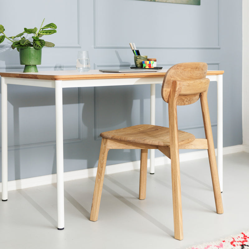 Stuhl June aus hell geölter, massiver Eiche an einem Mira Schreibtisch mit weißen Metallbeinen und einer Tischplatte aus Massivholz mit Linoleum-Oberfläche