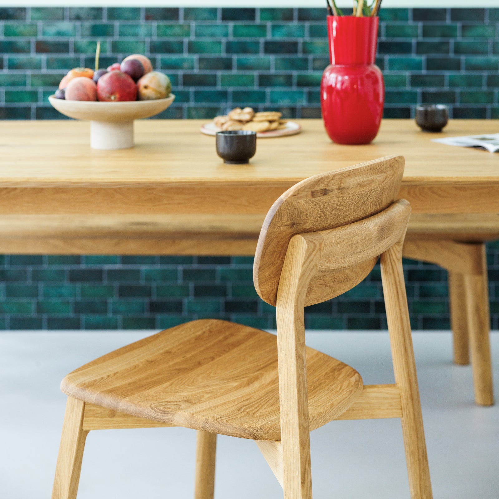 Zeitloser Design Stuhl June an modernem Esszimmertisch aus natürlich geölter massiver Eiche 