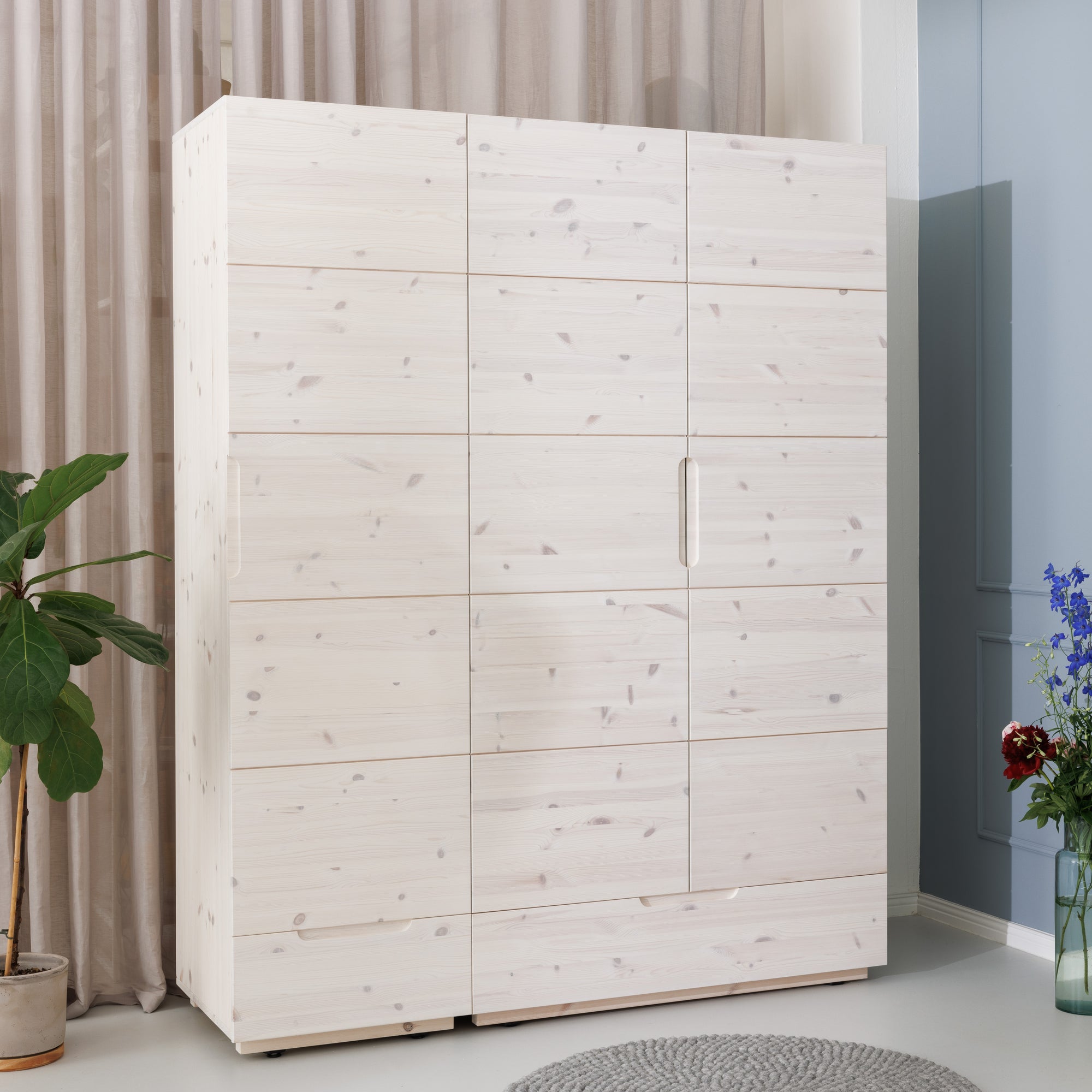 Ökologischer Kleiderschrank aus zertifiziertem Holz und nachhaltiger Lasur