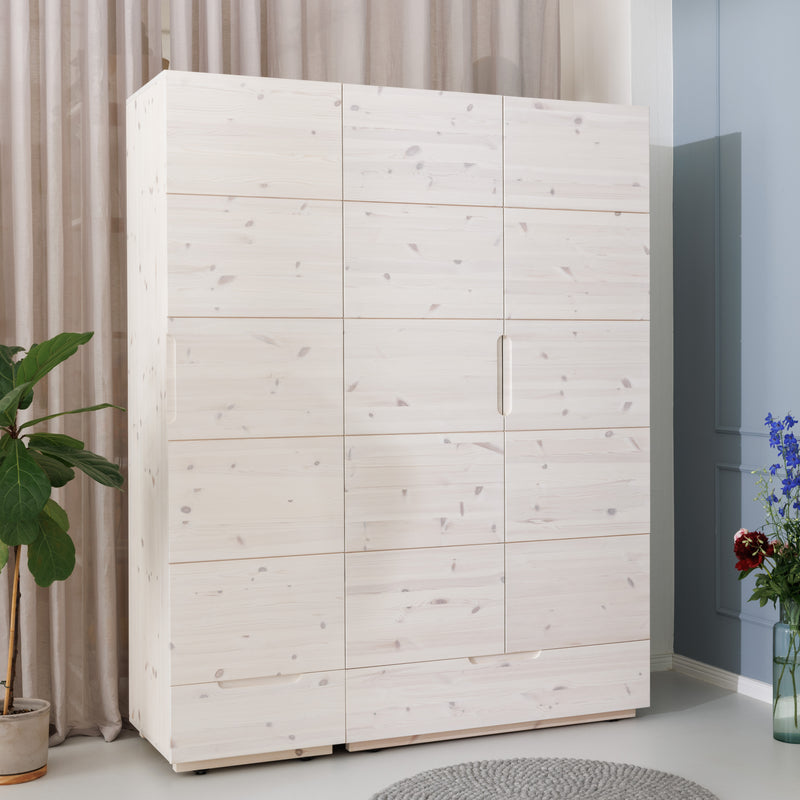 Ökologischer Kleiderschrank aus zertifiziertem Holz und nachhaltiger Lasur