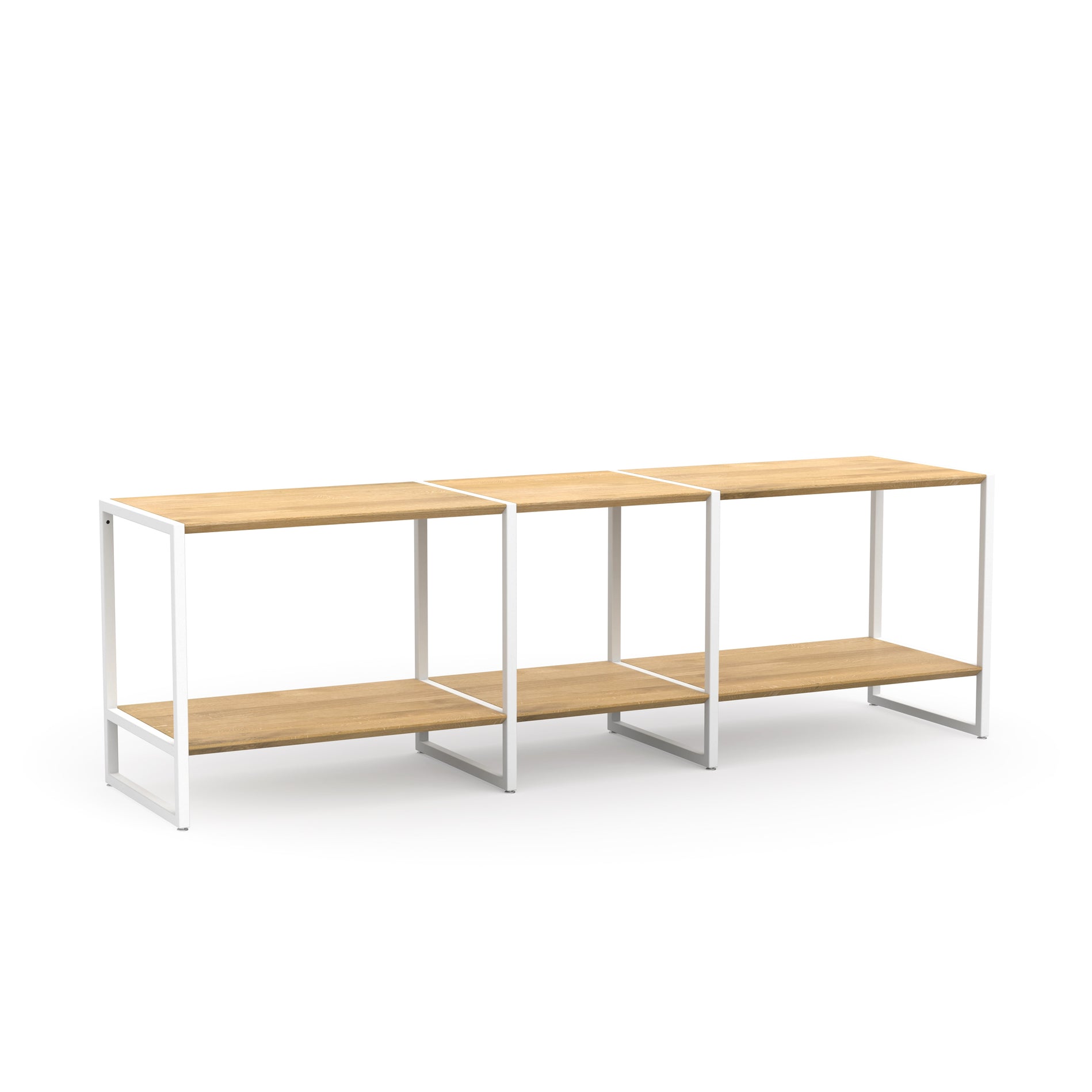 Lowboard aus Massivholz mit einem schmaleren mittigen Modul, kombiniert mit hochwertigen weißen Metallbeinen 