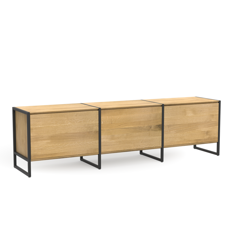 Nachhaltiges Design Lowboard aus massiver Eiche mit hochwertigen Metall-Elementen und funktionalen Türen