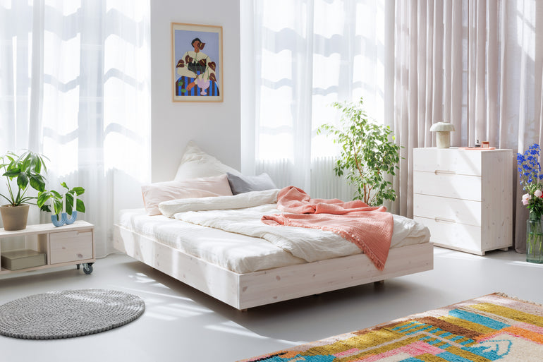 Minimalistisches niedriges Bett in weiß günstiger Preis