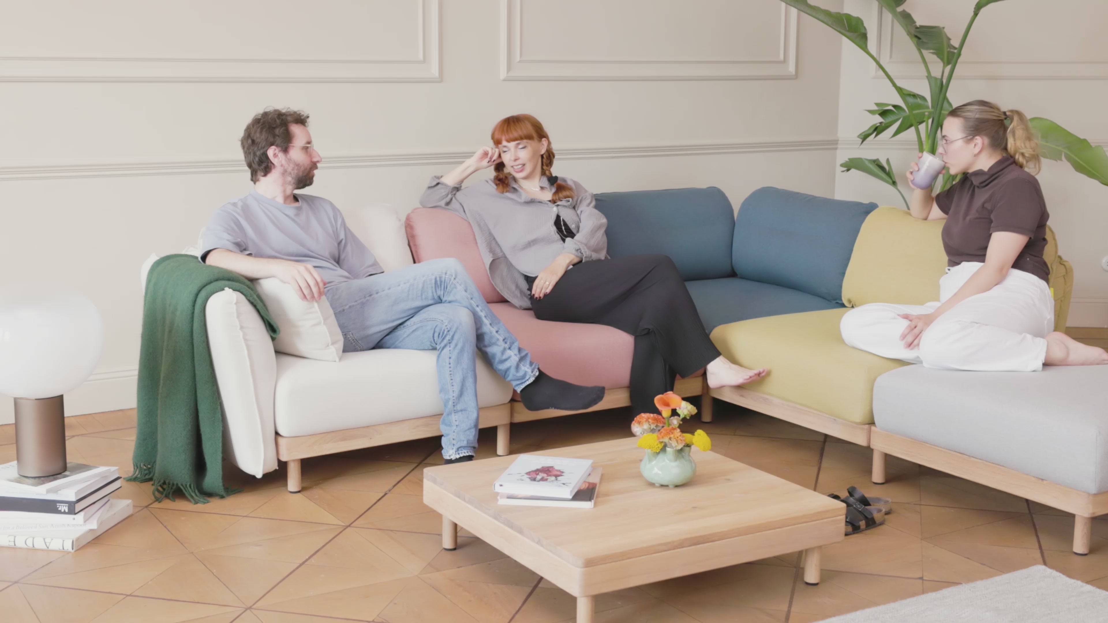 Ecksofa Mio Lounge 5-Sitzer mit Tisch – Video