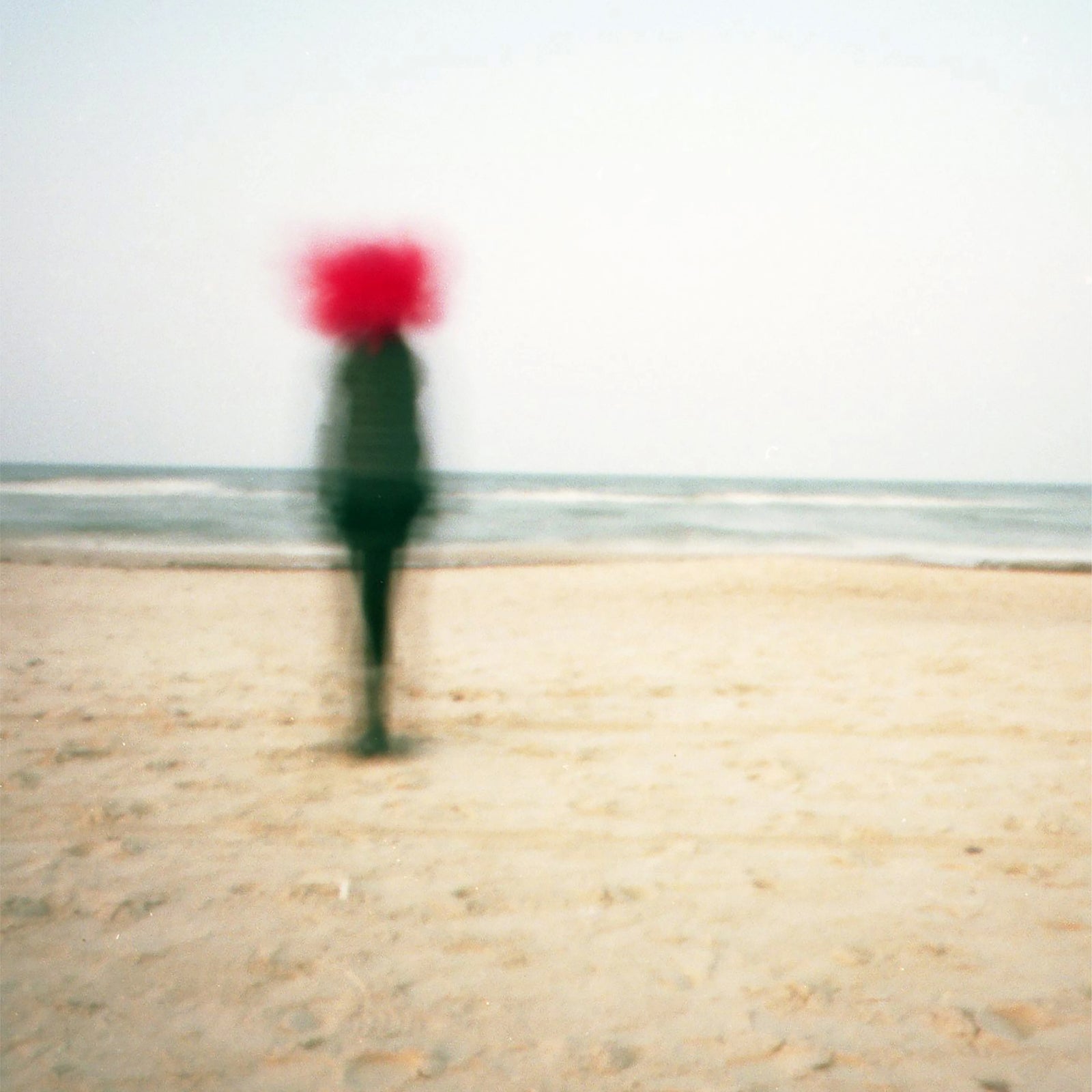 Retrostil Fotografie Analog Langzeitbelichtung Verschwommene Person am Strand Larissa Honsek 