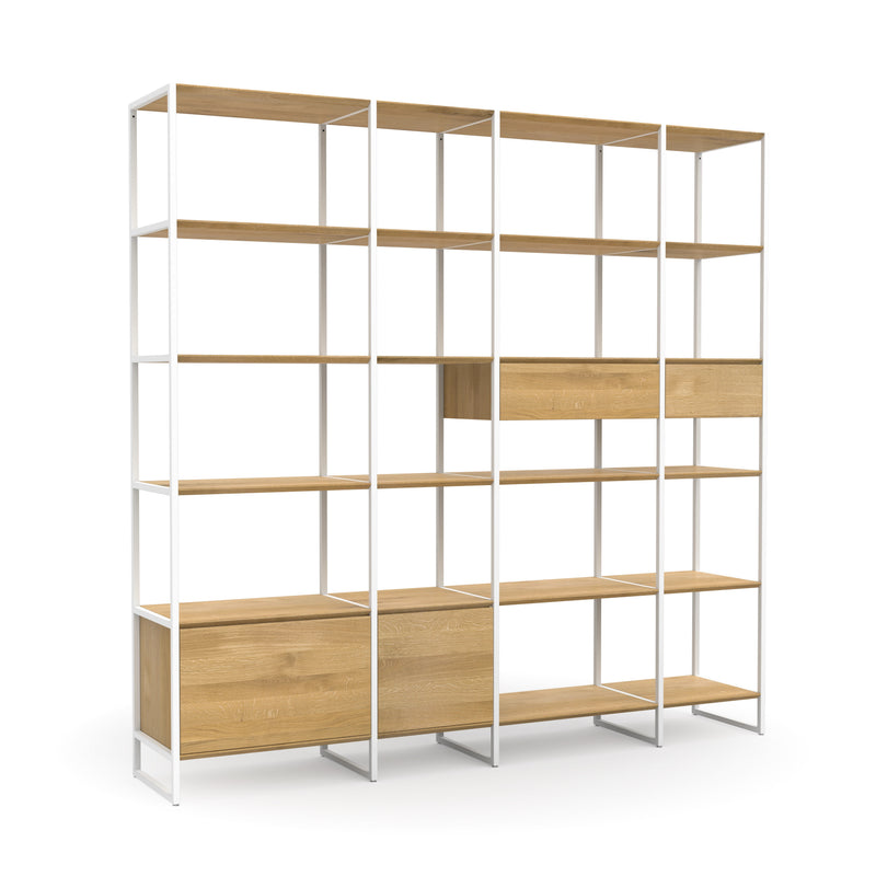 Nachhaltiges Regal aus Massivholz mit weißen Metalldetails, Schubladen, Türen und praktischen Ablagebrettern