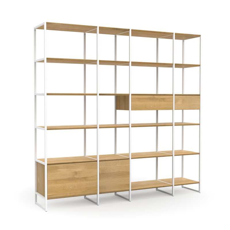 Nachhaltiges Regal aus Massivholz mit weißen Metalldetails, Schubladen, Türen und praktischen Ablagebrettern