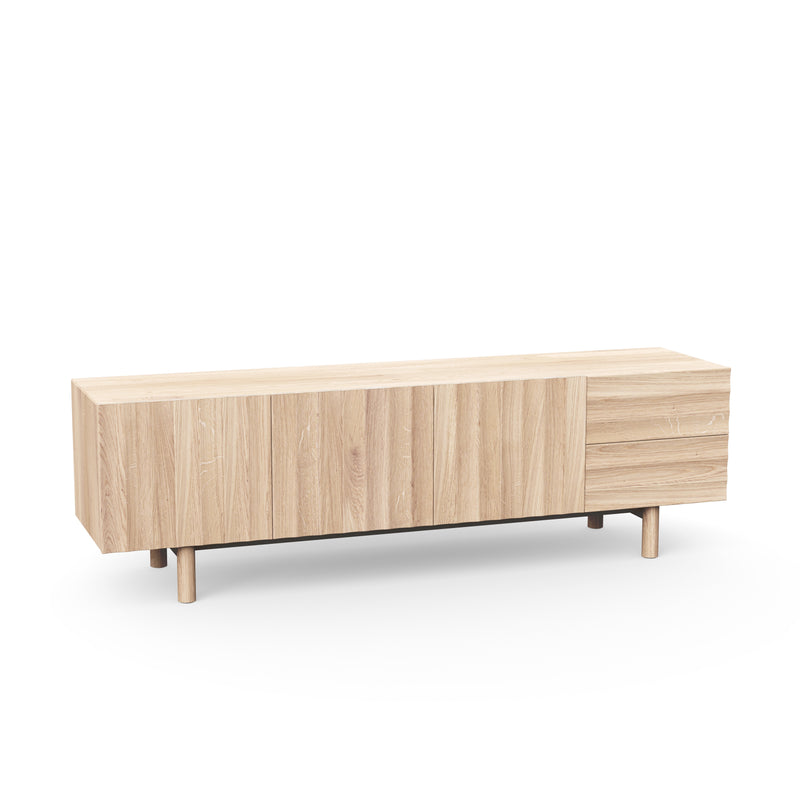 Sideboard aus hell geölter Eiche mit Türen und Schubladen im funktionalen, zeitlosen Design