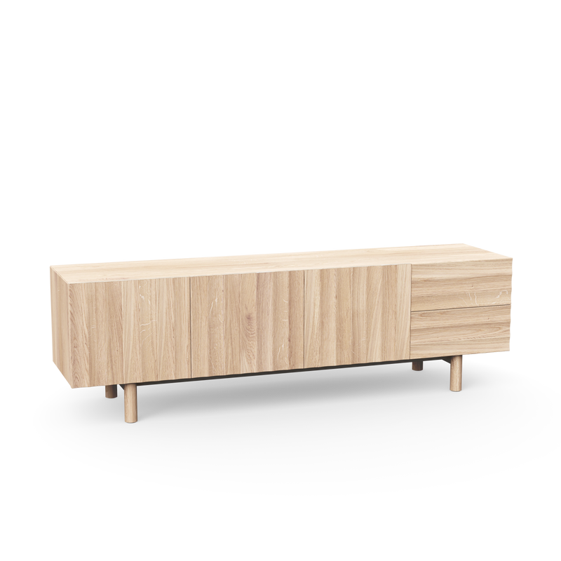 Sideboard aus hell geölter Eiche mit Türen und Schubladen im funktionalen, zeitlosen Design