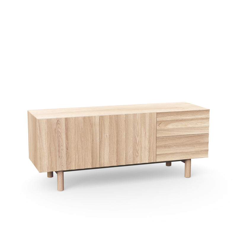 Ökologisches Sideboard aus heller Eiche mit robusten Türen und Schubladen im skandinavischen Design