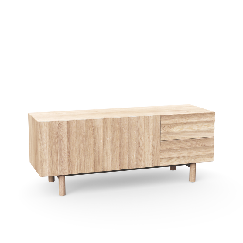 Ökologisches Sideboard aus heller Eiche mit robusten Türen und Schubladen im skandinavischen Design