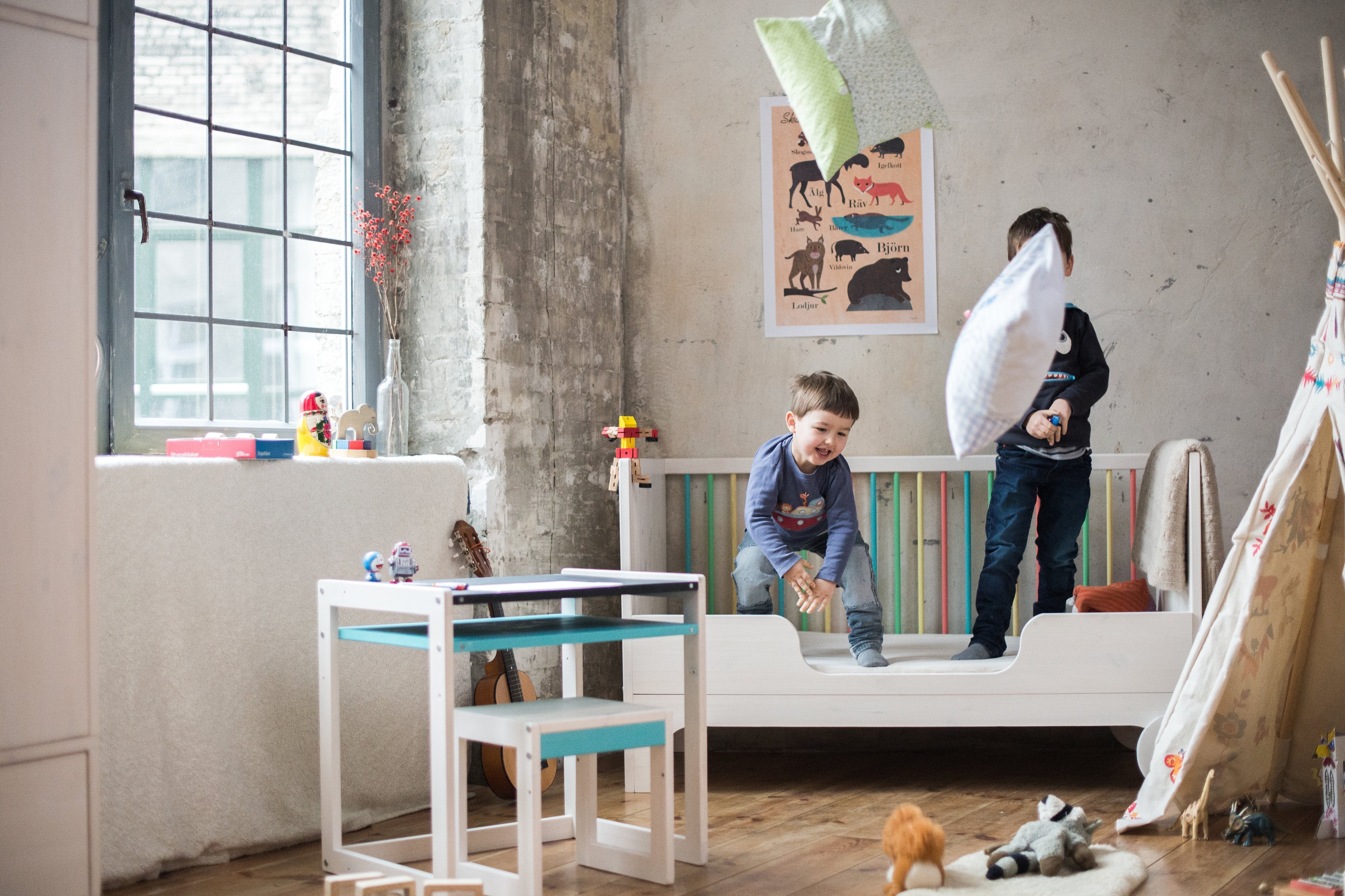 Design Kinderzimmer mit Babybett und Kindertisch