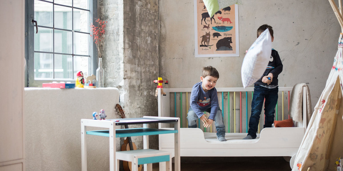 Design Kinderzimmer mit Babybett und Kindertisch
