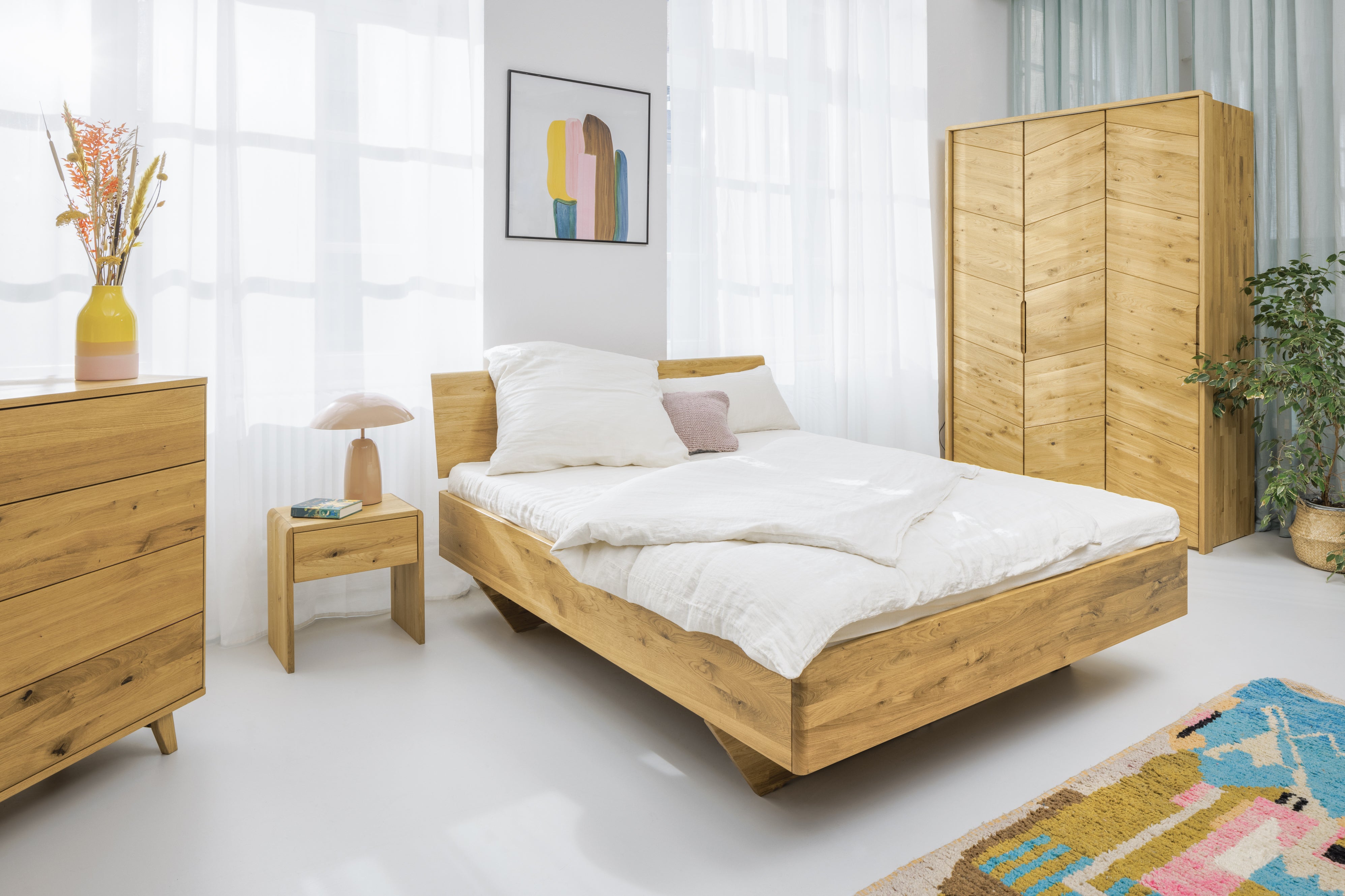 Nachhaltiges Schlafzimmer mit Bett und Nachttisch aus Massivholz Wildeiche