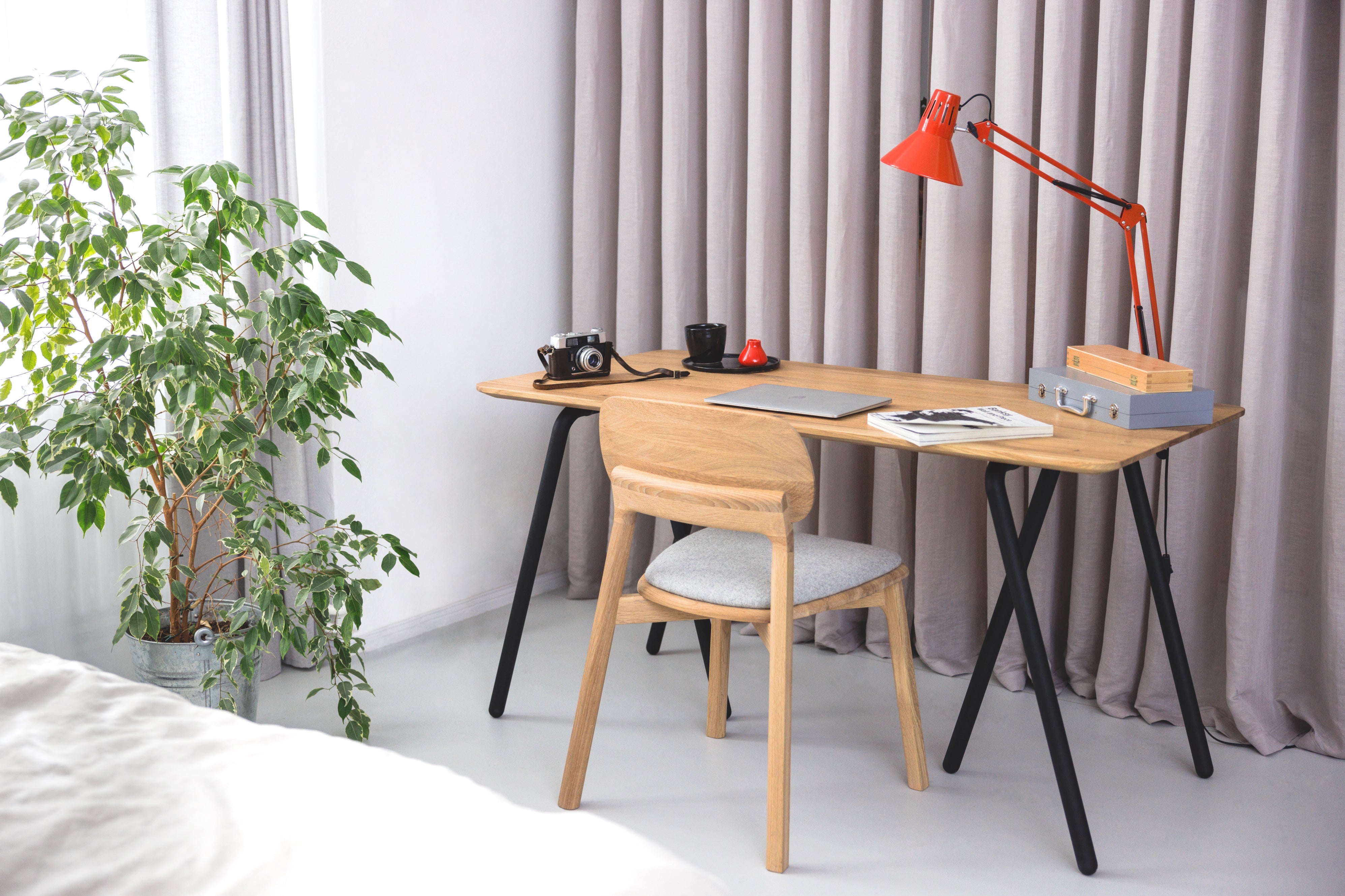Design Schreibtisch aus Massivholz mit Tischböcken aus Metall