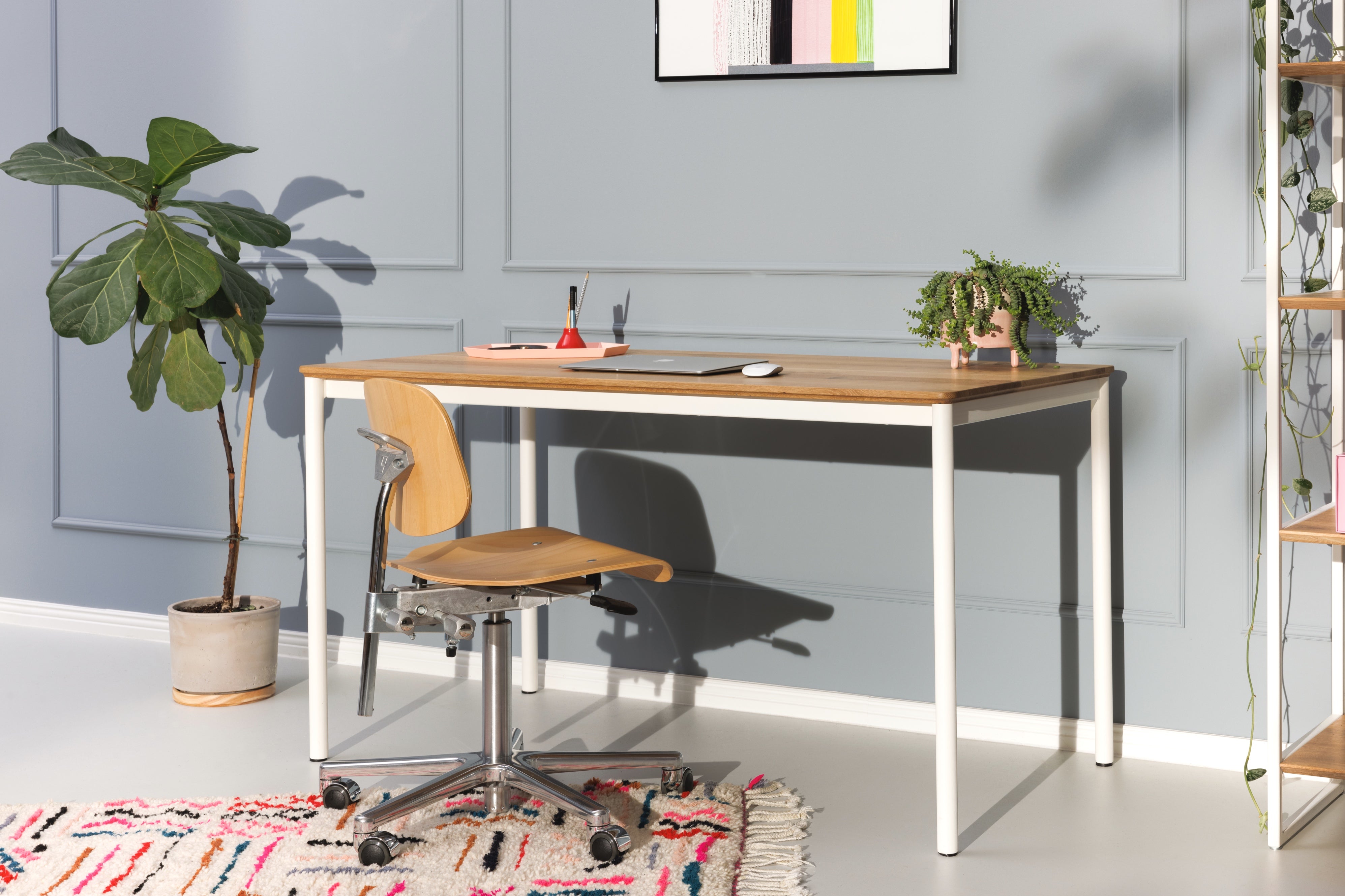 Schlichter Design Schreibtisch aus Massivholz und Metall weiß