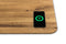 In Massivholz Tischplatte eingebauter QI kompatibler Wireless Charger