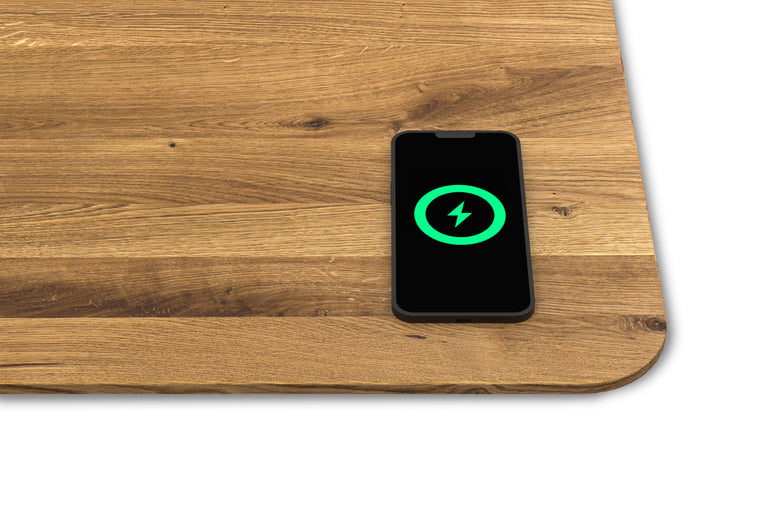 In Massivholz Tischplatte eingebauter QI kompatibler Wireless Charger